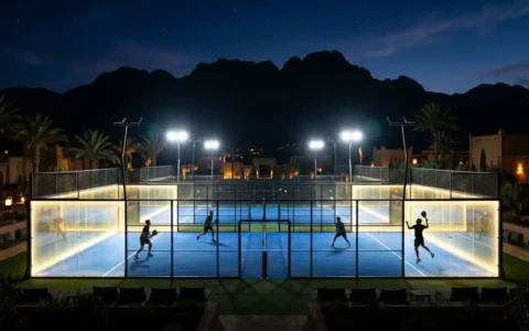 full panoramique padel nuit Maroc terrain luxe éclairage LED