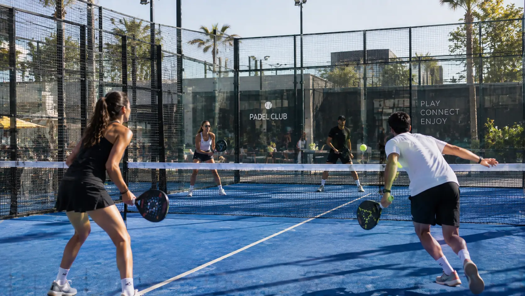 Stratégie marketing pour lancer un club de padel&nbsp;: événements d’entreprise et team building